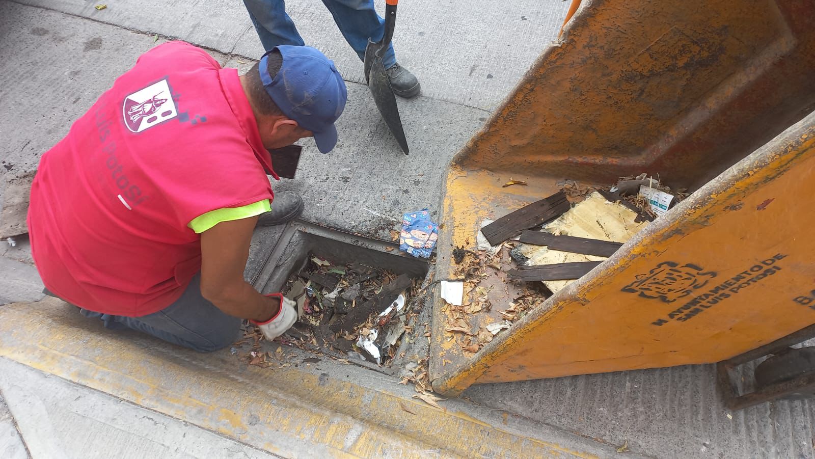Retiran exceso de basura en calles de la capital